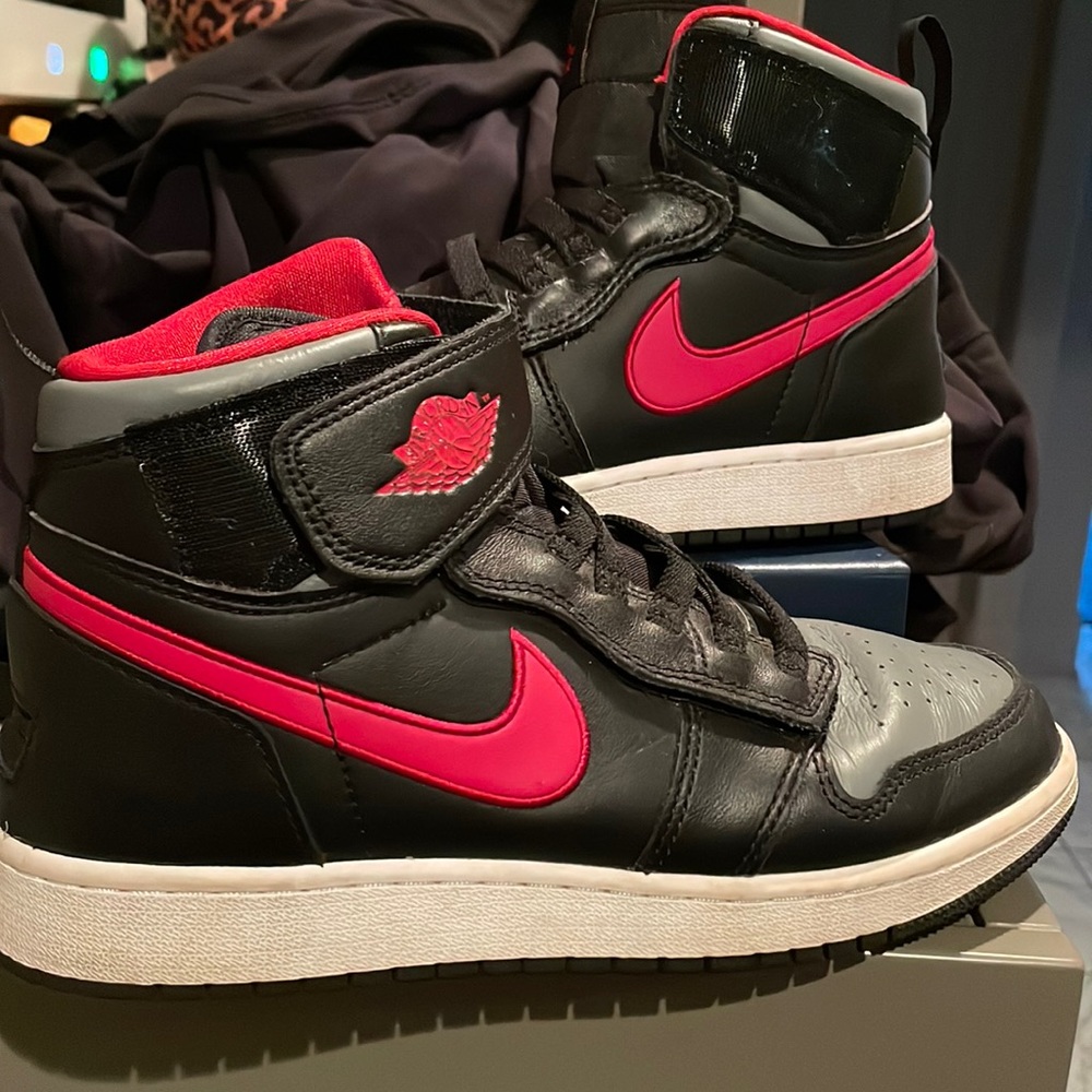 Boys Jordan flyease black red and grey size 6